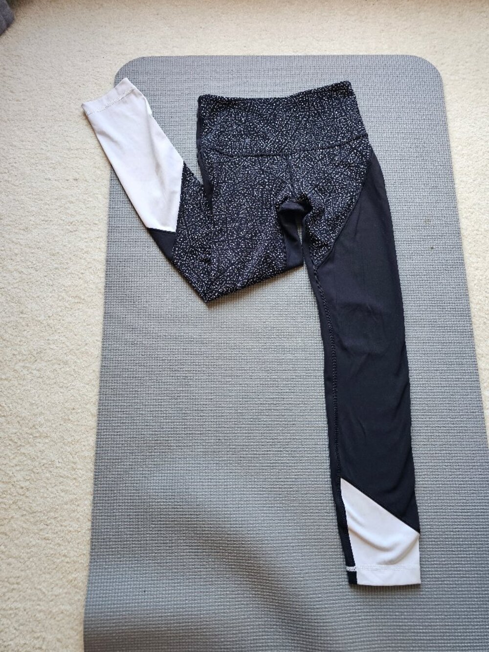 EUC lululemon Wunder under SE Night view black white leggings Size 4